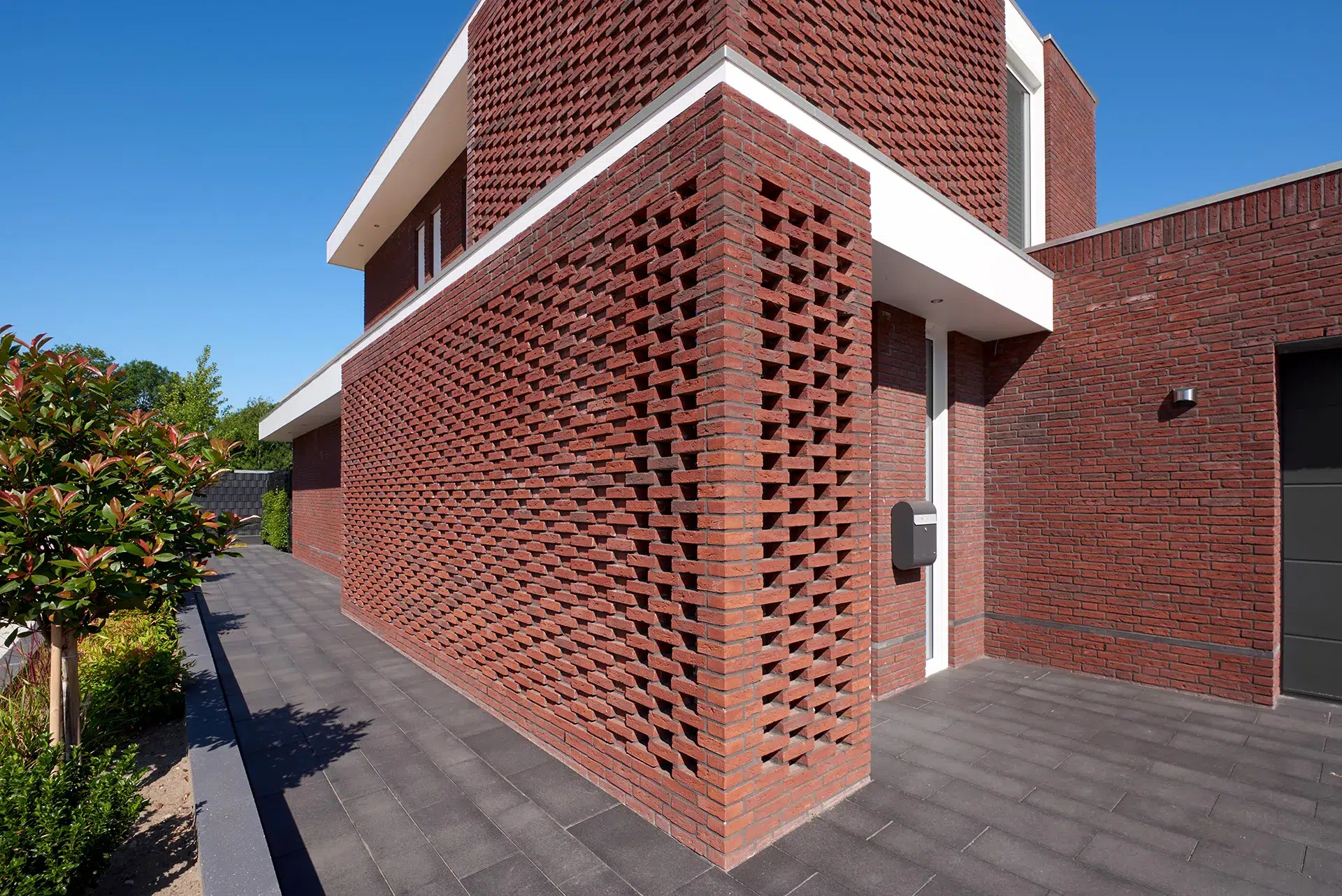 Entree met opengewerkt metselwerk voor daglicht.