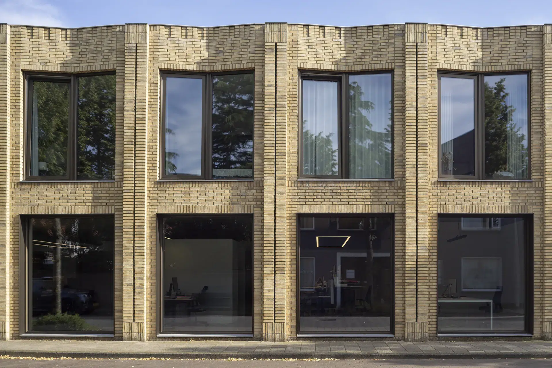 Metselwerk gevel met met ingetogen ornamenten.