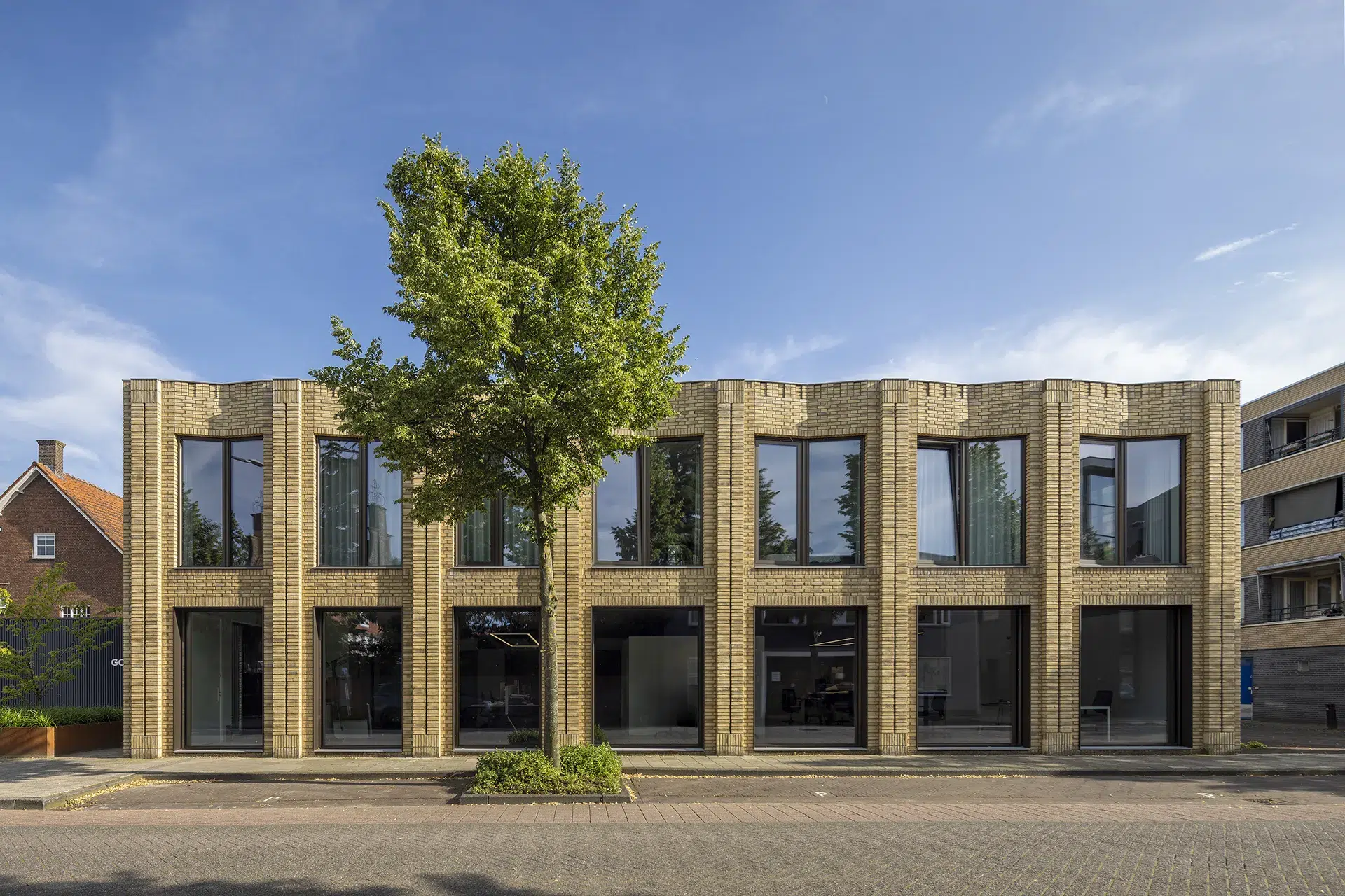 Kantoorgebouw met daarboven 3 appartementen gemetseld met Petersen baksteen.