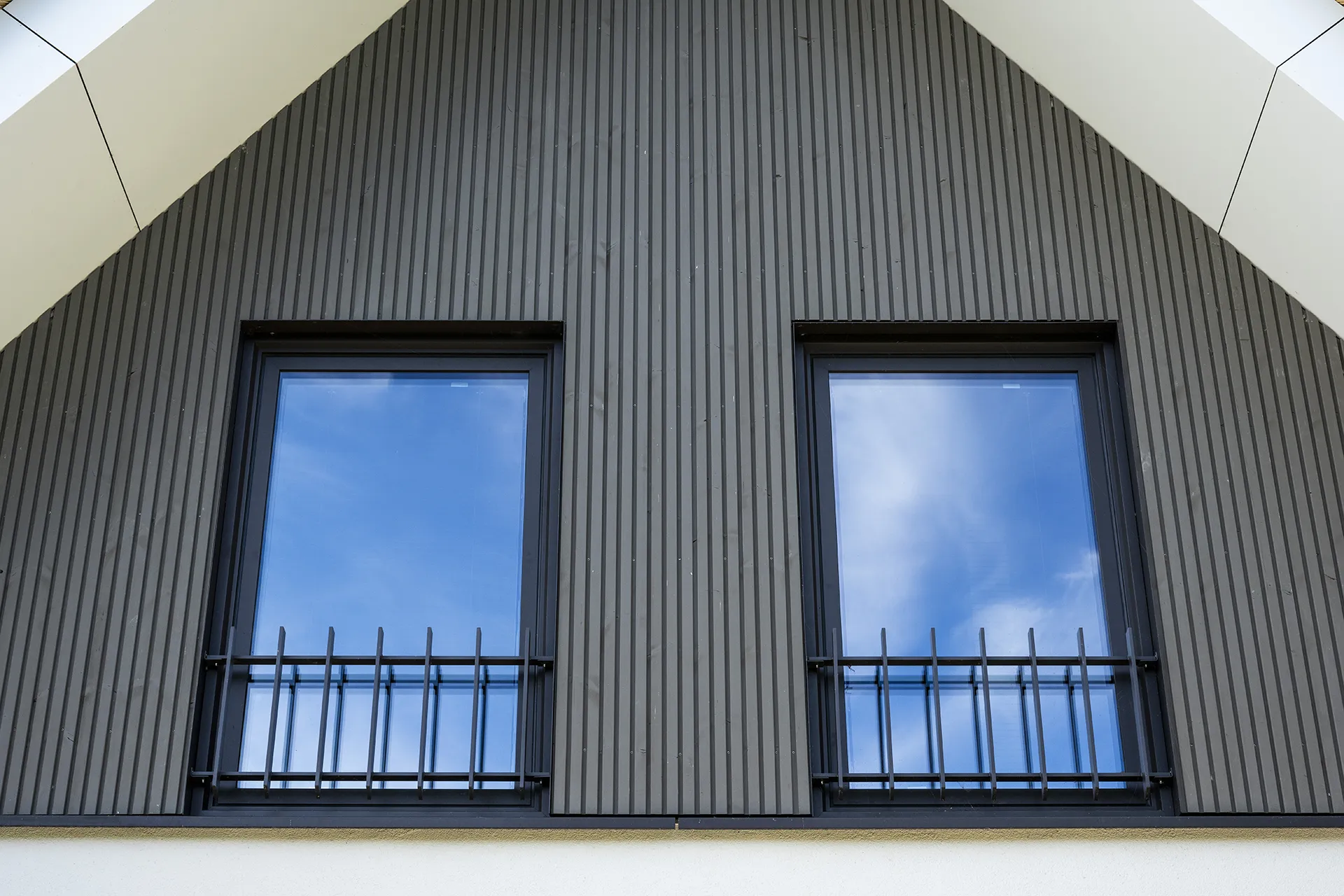 Fijne latten gevelbekleding van moderne villa.