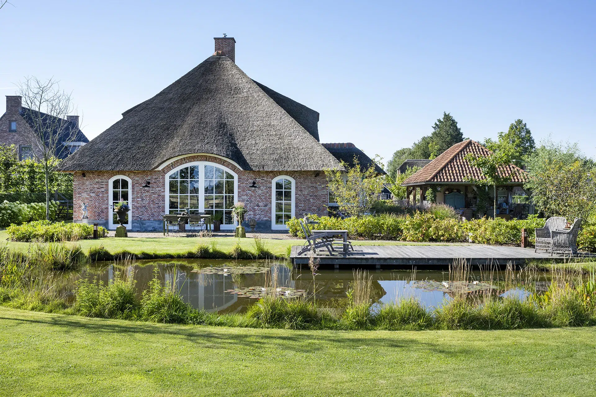 Vijver met nieuwbouwhuis op de achtergrond in Kaatsheuvel.