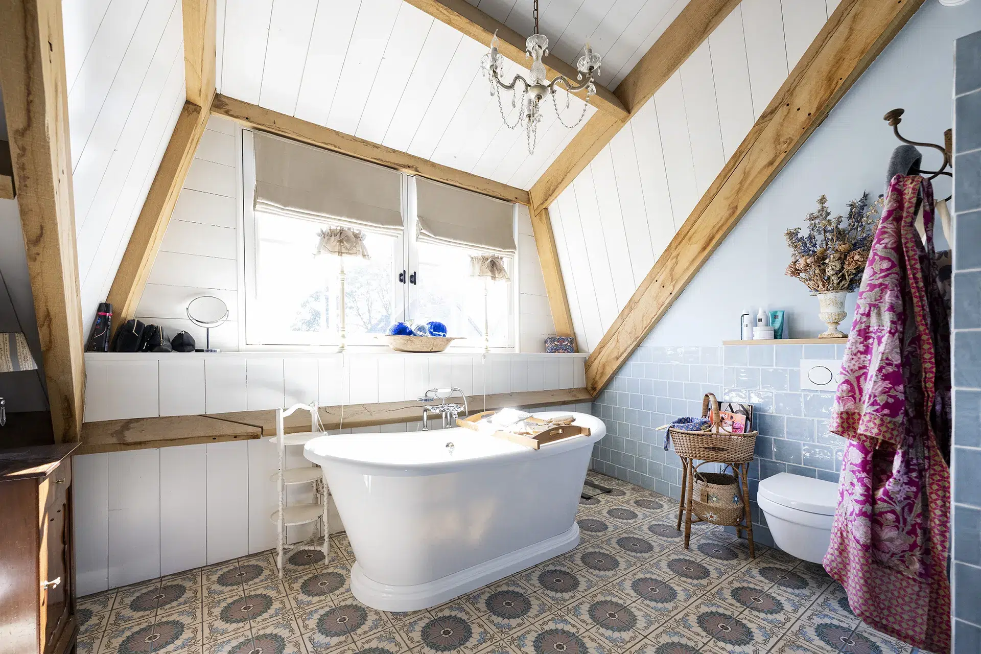Badkamer in landelijke stijl met vrijstaand bad.