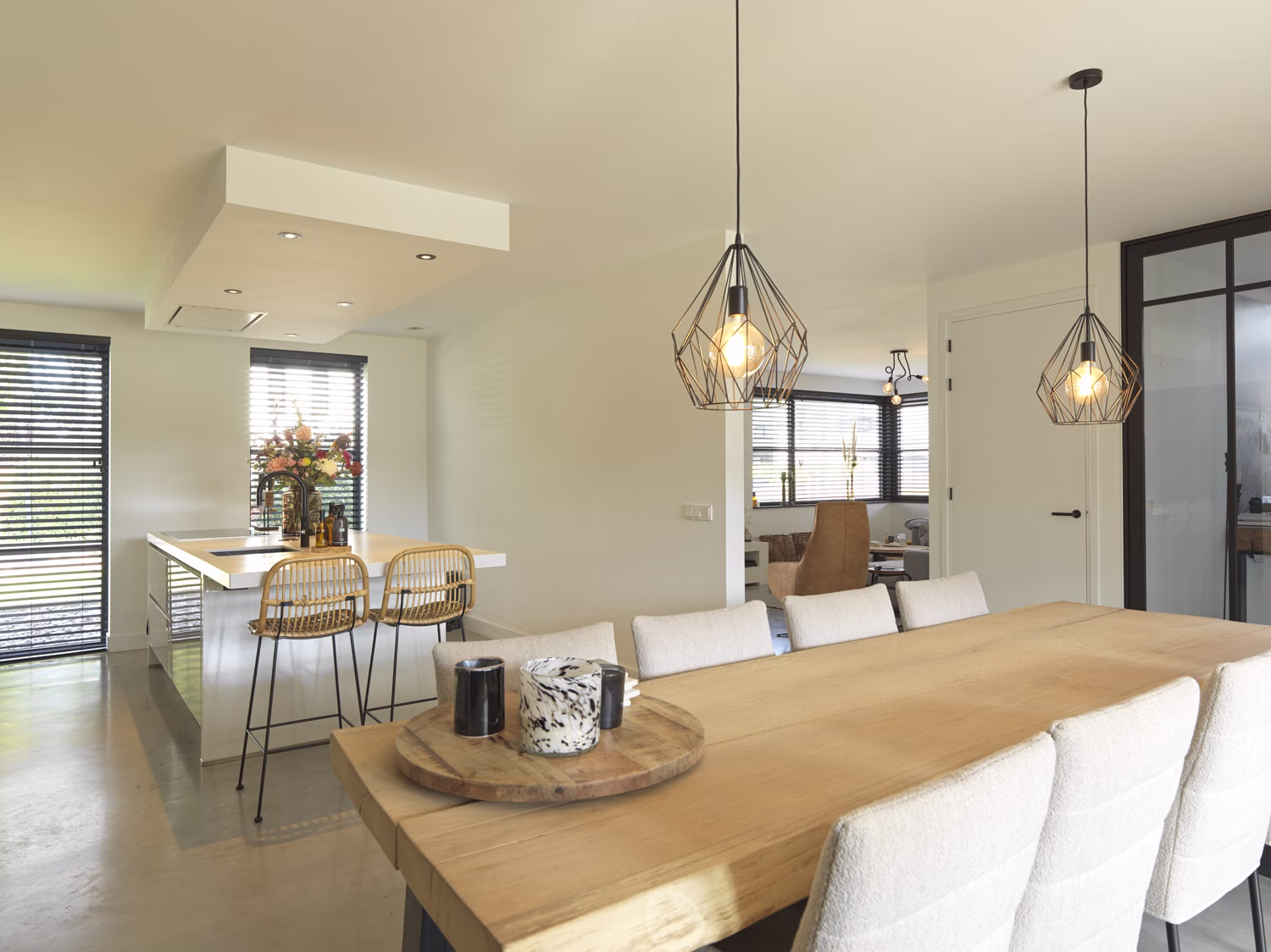 eiken houten eettafel met wit lederen stoelen.