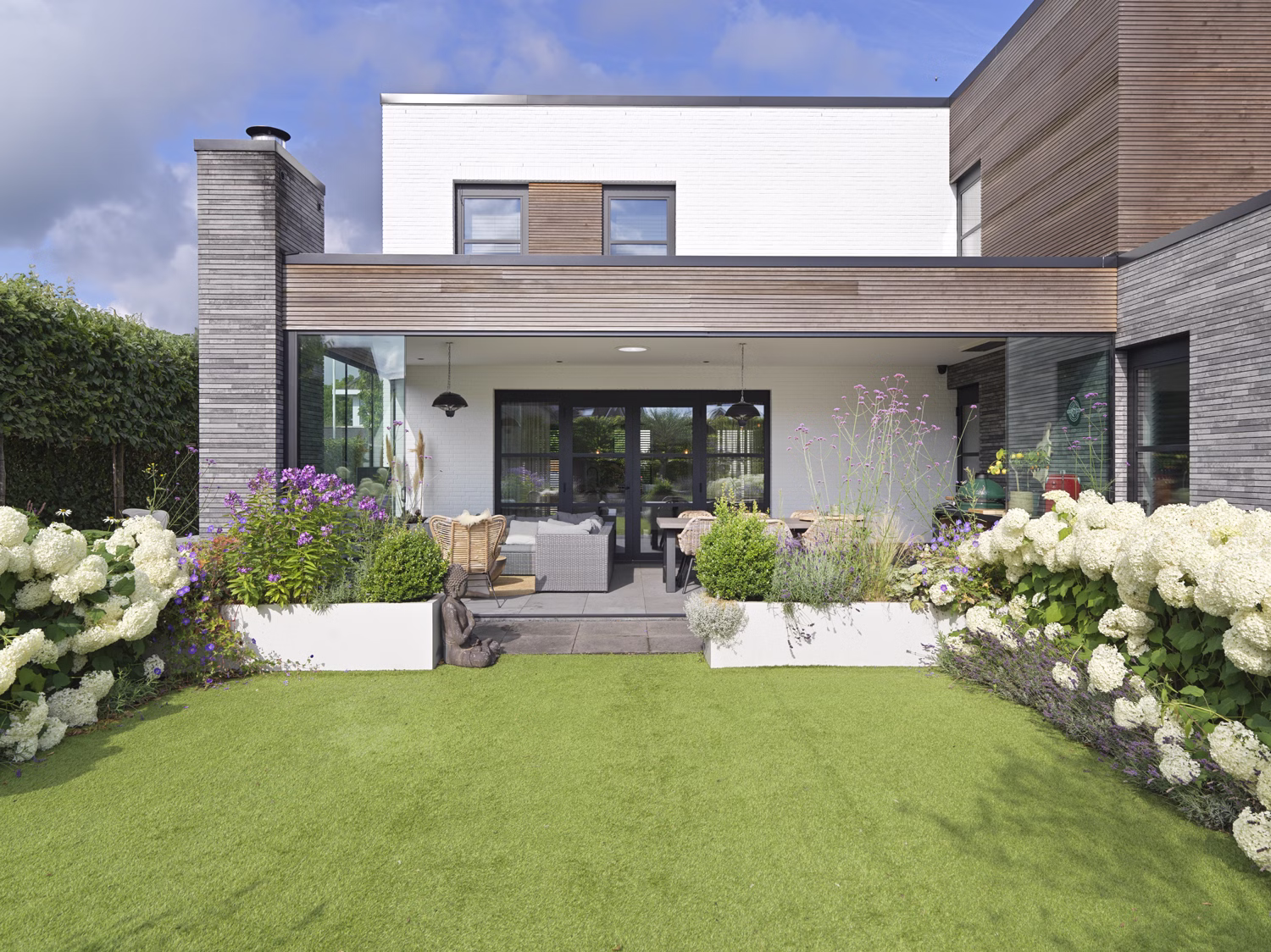 Overkapping met hout beklede dakrand.