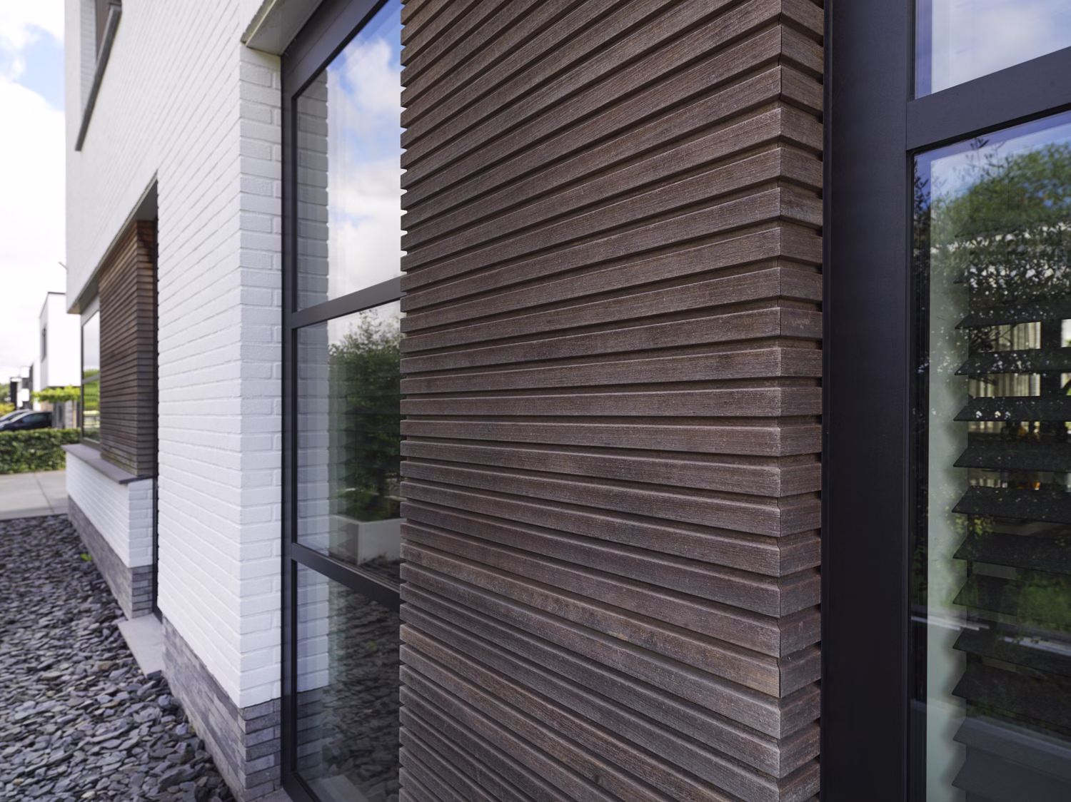 Houten gevelbekleding in verstek omgezet in dagkant.