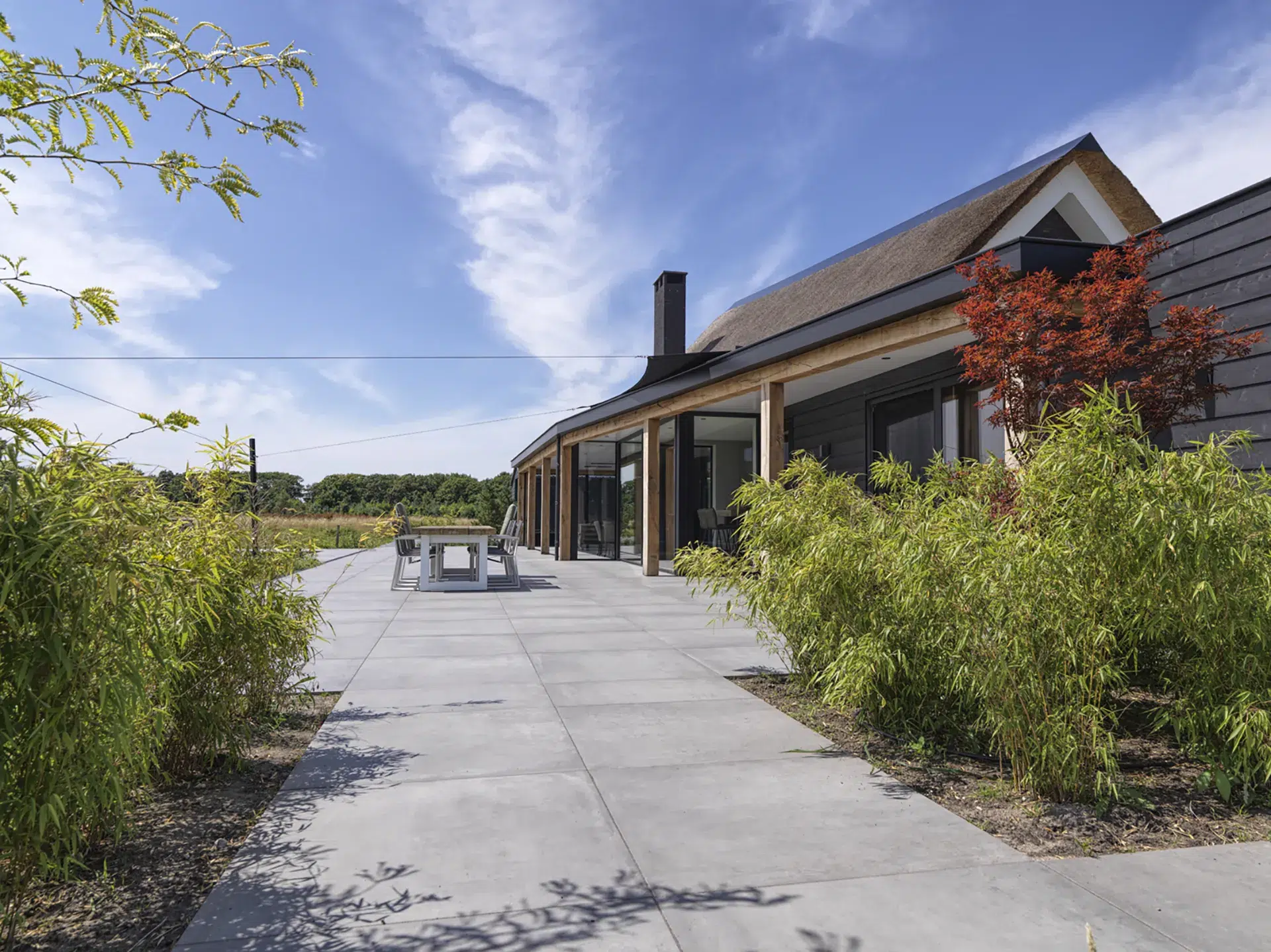 Aanbouw en overkapping met daarvoor een terras.